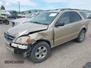 ✅ 2003 Kia Sorento LX • VIN: KNDJC733235133358 • Lot: 42465980. Wystawiony na IAAI z przebiegiem 190 539 mil. Bezpłatny archiwum sprzedaży aukcyjnych z USA i szczegółowy raport historii pojazdu na DreamBid. Zdjęcie 2.