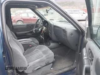 ✅ 1998 Chevrolet Blazer LT • VIN: 1GNDT13W7W2220237 • Lot: 41854306. Wystawiony na IAAI z przebiegiem 152 100 mil. Bezpłatny archiwum sprzedaży aukcyjnych z USA i szczegółowy raport historii pojazdu na DreamBid. Zdjęcie 5.