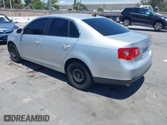 ✅ 2010 Volkswagen Jetta SE • VIN: 3VWRZ7AJ6AM113590 • Lot: 42418082. Listed on IAAI with 226,440 mi. Free auction sales archive from the USA and detailed vehicle history report at DreamBid. Image 3.