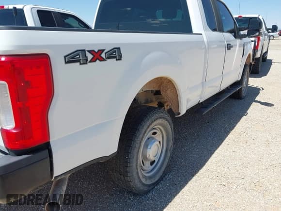 ✅ 2017 Ford F-250 XLT • VIN: 1FT7X2B65HEF18207 • Лот: 43143374. Опубликован ранее на IAAI с пробегом 139 009 миль. Бесплатный доступ к архиву аукционных продаж из США и подробный отчёт об истории автомобиля на DreamBid. Изображение 6.