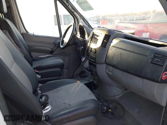 ✅ 2007 Freightliner Sprinter • VIN: WDYPE845X75161932 • Lot: 43694966. Wystawiony na IAAI z przebiegiem 445 057 mil. Bezpłatny archiwum sprzedaży aukcyjnych z USA i szczegółowy raport historii pojazdu na DreamBid. Zdjęcie 5.