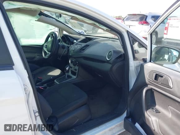 ✅ 2018 Ford Fiesta SE • VIN: 3FADP4BJ3JM119966 • Lot: 43377007. Wystawiony na IAAI z przebiegiem 120 485 mil. Bezpłatny archiwum sprzedaży aukcyjnych z USA i szczegółowy raport historii pojazdu na DreamBid. Zdjęcie 5.