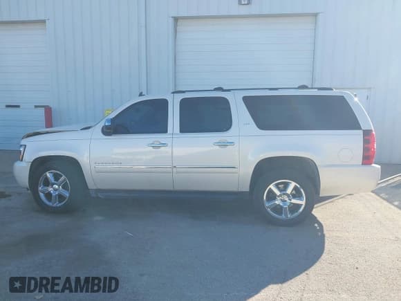 ✅ 2014 Chevrolet Suburban LTZ • VIN: 1GNSKKE7XER142130 • Lot: 43595884. Listed on IAAI with 165,414 mi. Free auction sales archive from the USA and detailed vehicle history report at DreamBid. Image 14.