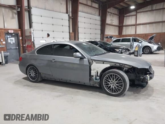 ✅ 2013 BMW 3 Series 335i xDrive • VIN: WBAKF9C51DE672559 • Lot: 42247641. Wystawiony na IAAI z przebiegiem 108 451 mil. Bezpłatny archiwum sprzedaży aukcyjnych z USA i szczegółowy raport historii pojazdu na DreamBid. Zdjęcie 17.