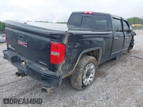 ✅ 2017 GMC Sierra 2500HD Denali • VIN: 1GT12UEY1HF108821 • Лот: 42445998. Опубликован ранее на IAAI с пробегом 97 342 миль. Бесплатный доступ к архиву аукционных продаж из США и подробный отчёт об истории автомобиля на DreamBid. Изображение 4.