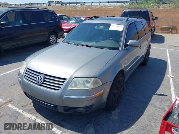 ✅ 2003 Volkswagen Passat GLX • VIN: WVWYH63BX3E462424 • Lot: 42471156. Wystawiony na IAAI z przebiegiem 255 822 mil. Bezpłatny archiwum sprzedaży aukcyjnych z USA i szczegółowy raport historii pojazdu na DreamBid. Zdjęcie 2.