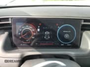 ✅ 2022 Hyundai Tucson Limited • VIN: 5NMJECAE6NH149974 • Lot: 66393234. Wystawiony na Copart z przebiegiem 14 034 mil. Bezpłatny archiwum sprzedaży aukcyjnych z USA i szczegółowy raport historii pojazdu na DreamBid. Zdjęcie 9.