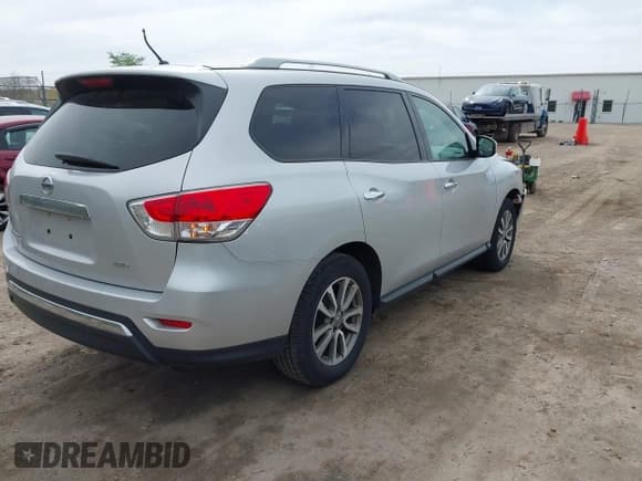 ✅ 2016 Nissan Pathfinder SV • VIN: 5N1AR2MMXGC600841 • Lot: 42151505. Wystawiony na IAAI z przebiegiem 112 418 mil. Bezpłatny archiwum sprzedaży aukcyjnych z USA i szczegółowy raport historii pojazdu na DreamBid. Zdjęcie 4.