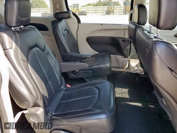 ✅ 2020 Chrysler Voyager LXi • VIN: 2C4RC1DG9LR171965 • Лот: 84765535. Опубликован ранее на Copart с пробегом 121 259 миль. Бесплатный доступ к архиву аукционных продаж из США и подробный отчёт об истории автомобиля на DreamBid. Изображение 11.