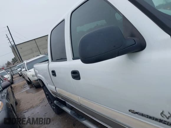 ✅ 2005 Chevrolet Silverado 2500HD LS • VIN: 1GCHK23U25F839031 • Lot: 41594750. Wystawiony na IAAI z przebiegiem 320 713 mil. Bezpłatny archiwum sprzedaży aukcyjnych z USA i szczegółowy raport historii pojazdu na DreamBid. Zdjęcie 13.