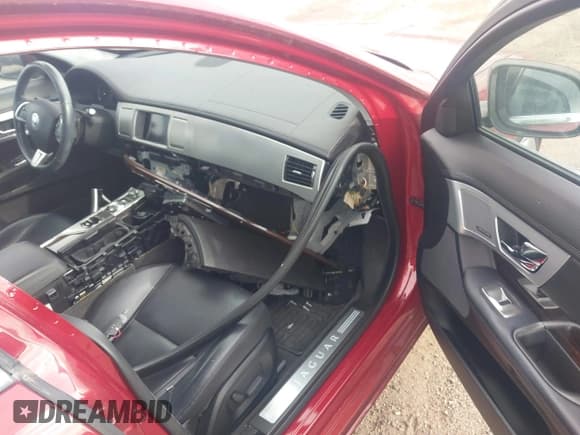 ✅ 2013 Jaguar XF V6 AWD • VIN: SAJWJ0EF2D8S84213 • Lot: 40407546. Wystawiony na IAAI z przebiegiem Nie podano. Bezpłatny archiwum sprzedaży aukcyjnych z USA i szczegółowy raport historii pojazdu na DreamBid. Zdjęcie 5.