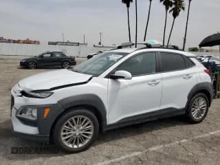 ✅ 2020 Hyundai Kona SEL • VIN: KM8K22AA9LU557763 • Лот: 62048093. Опубликован ранее на Copart с пробегом 18 483 миль. Бесплатный доступ к архиву аукционных продаж из США и подробный отчёт об истории автомобиля на DreamBid. Изображение 1.
