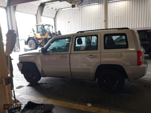 ✅ 2010 Jeep Patriot Sport • VIN: 1J4NF2GB9AD658282 • Lot: 43536970. Wystawiony na IAAI z przebiegiem 116 337 mil. Bezpłatny archiwum sprzedaży aukcyjnych z USA i szczegółowy raport historii pojazdu na DreamBid. Zdjęcie 14.