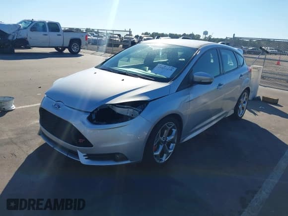 ✅ 2014 Ford Focus ST • VIN: 1FADP3L92EL319811 • Lot: 43457275. Wystawiony na IAAI z przebiegiem 86 499 mil. Bezpłatny archiwum sprzedaży aukcyjnych z USA i szczegółowy raport historii pojazdu na DreamBid. Zdjęcie 18.