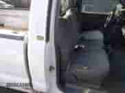 2004 Chevrolet Silverado 1500 Work Truck z VIN 1GCEC14X14Z201305, wystawiony jako IAAI lot #41619446 z przebiegiem 166 615 mil mil oraz . Historia ofert i sprzedaży dostępna na DreamBid. Obrazek 8.