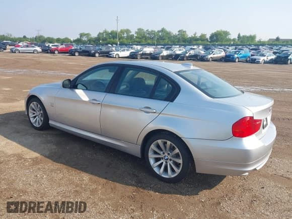 ✅ 2011 BMW 3 Series 328i xDrive • VIN: WBAPK7G55BNN78374 • Lot: 42438297. Wystawiony na IAAI z przebiegiem 88 498 mil. Bezpłatny archiwum sprzedaży aukcyjnych z USA i szczegółowy raport historii pojazdu na DreamBid. Zdjęcie 3.