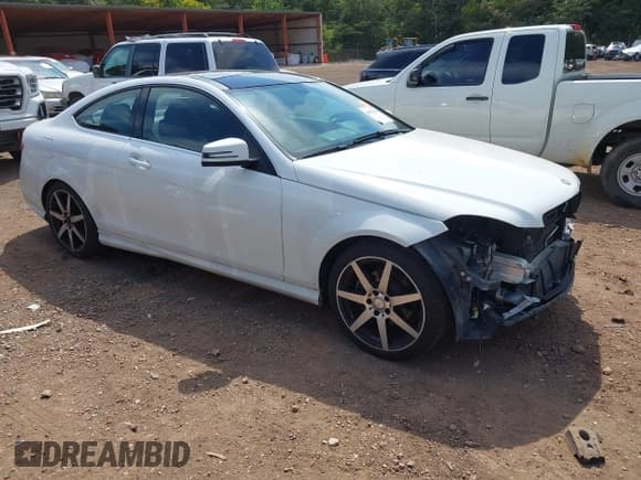 ✅ 2015 Mercedes-Benz C 250 • VIN: WDDGJ4HB0FG363591 • Lot: 43072188. Wystawiony na IAAI z przebiegiem 113 831 mil. Bezpłatny archiwum sprzedaży aukcyjnych z USA i szczegółowy raport historii pojazdu na DreamBid. Zdjęcie 1.