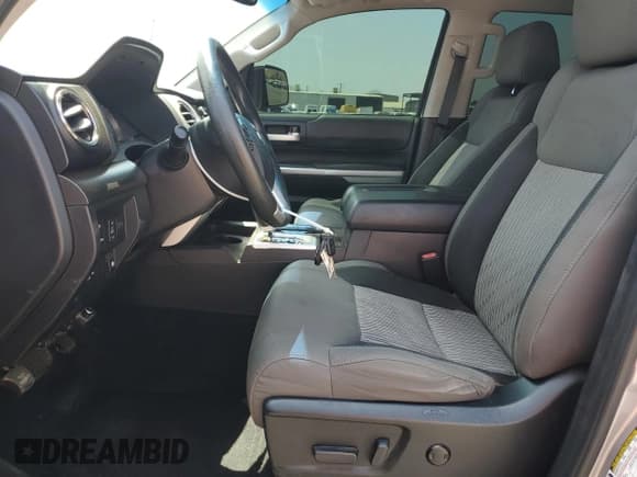 ✅ 2017 Toyota Tundra SR5 • VIN: 5TFEY5F10HX226067 • Lot: 65402895. Wystawiony na Copart z przebiegiem 129 941 mil. Bezpłatny archiwum sprzedaży aukcyjnych z USA i szczegółowy raport historii pojazdu na DreamBid. Zdjęcie 7.