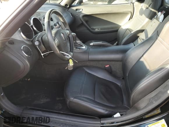 ✅ 2007 Pontiac Solstice • VIN: 1G2MB35B27Y112046 • Lot: 84575045. Wystawiony na Copart z przebiegiem 32 116 mil. Bezpłatny archiwum sprzedaży aukcyjnych z USA i szczegółowy raport historii pojazdu na DreamBid. Zdjęcie 7.