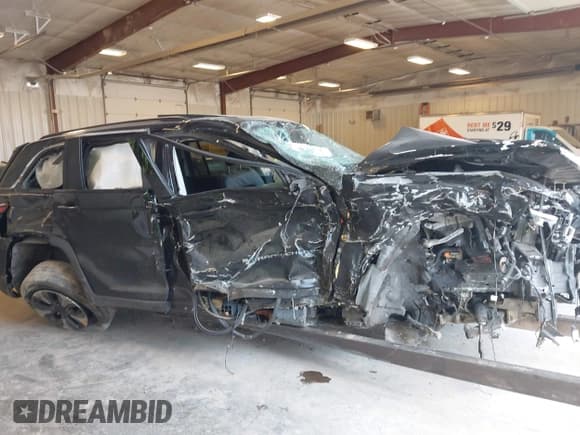 ✅ 2022 Jeep Grand Cherokee • VIN: 1C4RJYB63N8721023 • Lot: 42327185. Listed on IAAI with Not provided. Free auction sales archive from the USA and detailed vehicle history report at DreamBid. Image 12.