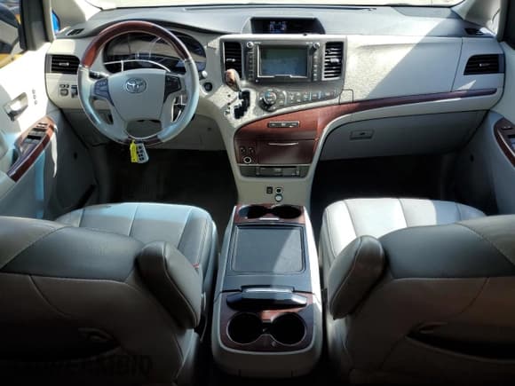 ✅ 2013 Toyota Sienna XLE AAS • VIN: 5TDYK3DC6DS371279 • Lot: 80127505. Wystawiony na Copart z przebiegiem 137 003 mil. Bezpłatny archiwum sprzedaży aukcyjnych z USA i szczegółowy raport historii pojazdu na DreamBid. Zdjęcie 8.