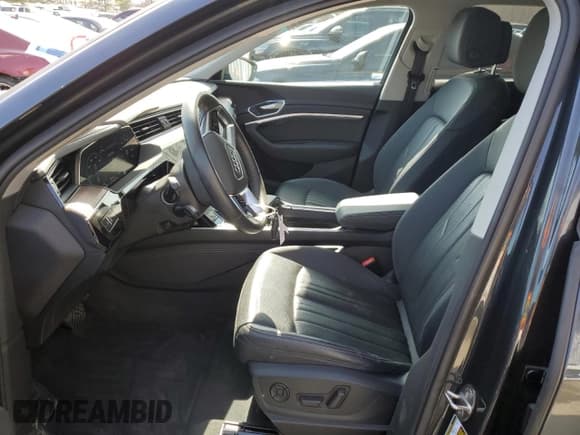 ✅ 2019 Audi e-tron Premium Plus • VIN: WA1LAAGEXKB015138 • Лот: 48853815. Опубликован ранее на Copart с пробегом 35 816 миль. Бесплатный доступ к архиву аукционных продаж из США и подробный отчёт об истории автомобиля на DreamBid. Изображение 7.