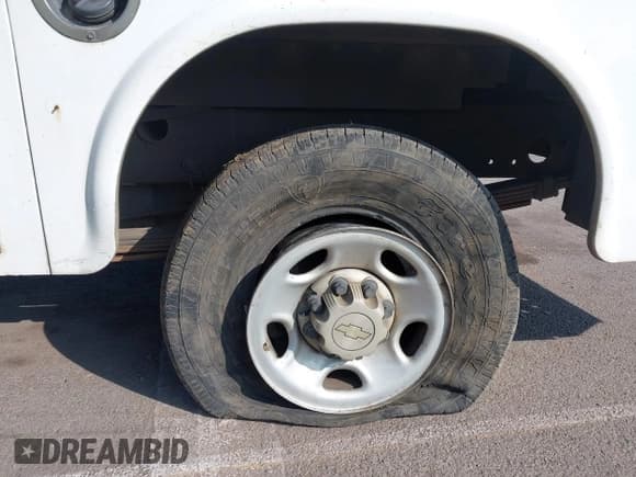 ✅ 2005 Chevrolet Silverado 2500HD Work Truck • VIN: 1GBHC24U15E333373 • Lot: 43697661. Wystawiony na IAAI z przebiegiem 156 992 mil. Bezpłatny archiwum sprzedaży aukcyjnych z USA i szczegółowy raport historii pojazdu na DreamBid. Zdjęcie 16.