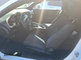 ✅ 2016 Dodge Challenger R/T Plus Shaker • VIN: 2C3CDZBT1GH202319 • Lot: 90089905. Wystawiony na Copart z przebiegiem 130 960 mil. Bezpłatny archiwum sprzedaży aukcyjnych z USA i szczegółowy raport historii pojazdu na DreamBid. Zdjęcie 5.