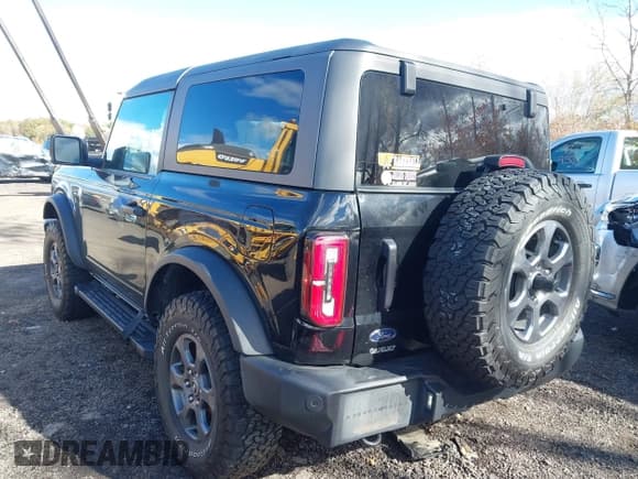 ✅ 2022 Ford Bronco Outer Banks • VIN: 1FMDE5AP1NLB04963 • Lot: 43495822. Wystawiony na IAAI z przebiegiem 108 439 mil. Bezpłatny archiwum sprzedaży aukcyjnych z USA i szczegółowy raport historii pojazdu na DreamBid. Zdjęcie 3.