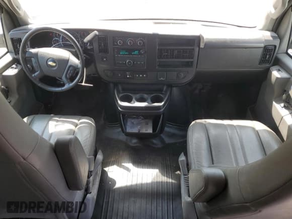 ✅ 2023 Chevrolet Express Cargo • VIN: 1GCWGAFP6P1180332 • Lot: 68127825. Wystawiony na Copart z przebiegiem 18 833 mil. Bezpłatny archiwum sprzedaży aukcyjnych z USA i szczegółowy raport historii pojazdu na DreamBid. Zdjęcie 8.