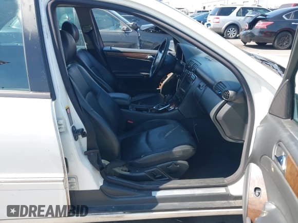 ✅ 2002 Mercedes-Benz C 230/260/280/320 • VIN: WDBRF61J32F272220 • Lot: 42665768. Wystawiony na IAAI z przebiegiem Nie podano. Bezpłatny archiwum sprzedaży aukcyjnych z USA i szczegółowy raport historii pojazdu na DreamBid. Zdjęcie 5.