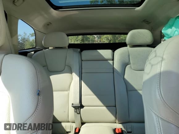 ✅ 2019 Volvo XC60 Momentum • VIN: LYVA22RK1KB196129 • Lot: 87197475. Wystawiony na Copart z przebiegiem 53 808 mil. Bezpłatny archiwum sprzedaży aukcyjnych z USA i szczegółowy raport historii pojazdu na DreamBid. Zdjęcie 10.