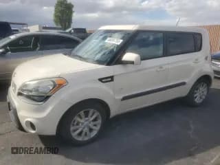 ✅ 2013 Kia Soul • VIN: KNDJT2A51D7756998 • Лот: 86695755. Опубликован ранее на Copart с пробегом 62 809 миль. Бесплатный доступ к архиву аукционных продаж из США и подробный отчёт об истории автомобиля на DreamBid. Изображение 1.