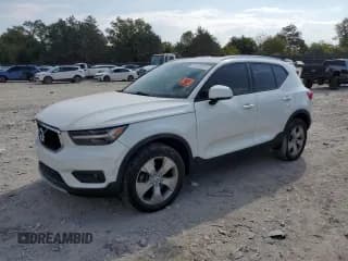 ✅ 2021 Volvo XC40 Momentum • VIN: YV4162UK2M2600598 • Lot: 71076915. Wystawiony na Copart z przebiegiem 63 522 mil. Bezpłatny archiwum sprzedaży aukcyjnych z USA i szczegółowy raport historii pojazdu na DreamBid. Zdjęcie 1.