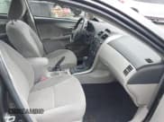 ✅ 2012 Toyota Corolla L • VIN: 2T1BU4EE8CC910823 • Lot: 42858806. Wystawiony na IAAI z przebiegiem 80 860 mil. Bezpłatny archiwum sprzedaży aukcyjnych z USA i szczegółowy raport historii pojazdu na DreamBid. Zdjęcie 5.