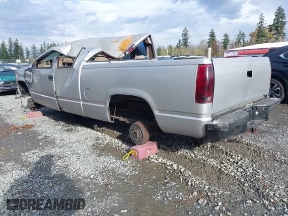 ✅ 1997 Chevrolet Silverado 1500 • VIN: 2GCEK19R5V1211794 • Lot: 43594101. Wystawiony na IAAI z przebiegiem 228 738 mil. Bezpłatny archiwum sprzedaży aukcyjnych z USA i szczegółowy raport historii pojazdu na DreamBid. Zdjęcie 3.
