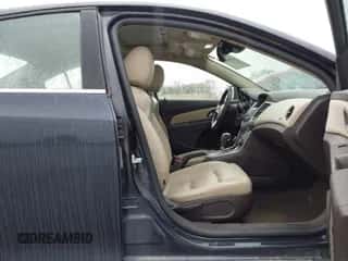 2014 Chevrolet Cruze Diesel z VIN 1G1P75SZ7E7302993, wystawiony jako IAAI lot #43394853 z przebiegiem 280 526 mil mil oraz . Historia ofert i sprzedaży dostępna na DreamBid. Obrazek 5.