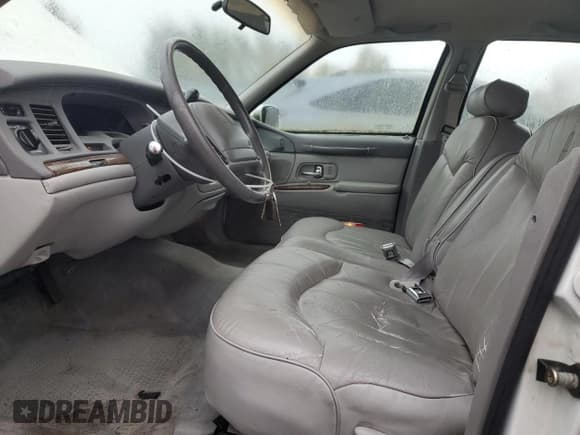 ✅ 1997 Lincoln Town Car Executive • VIN: 1LNLM81W2VY641061 • Lot: 87099085. Wystawiony na Copart z przebiegiem 80 093 mil. Bezpłatny archiwum sprzedaży aukcyjnych z USA i szczegółowy raport historii pojazdu na DreamBid. Zdjęcie 7.