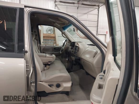 ✅ 2002 Ford F-150 XLT • VIN: 1FTRW08L82KA54349 • Lot: 43530681. Wystawiony na IAAI z przebiegiem Nie podano. Bezpłatny archiwum sprzedaży aukcyjnych z USA i szczegółowy raport historii pojazdu na DreamBid. Zdjęcie 5.