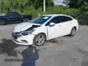 2017 Chevrolet Cruze Premier z VIN 1G1BF5SM8H7267631, wystawiony jako IAAI lot #43521640 z przebiegiem 111 180 mil mil oraz . Historia ofert i sprzedaży dostępna na DreamBid. Obrazek 2.