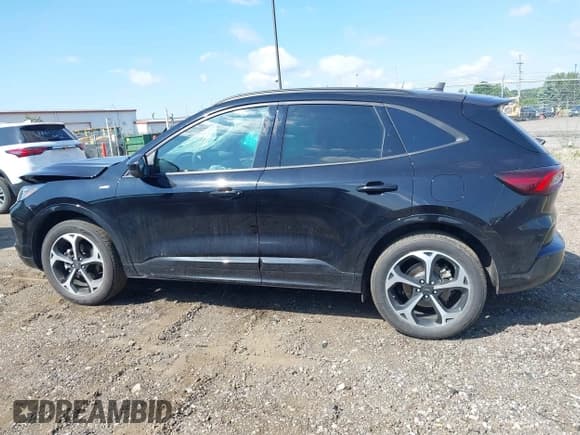 ✅ 2024 Ford Escape ST-Line Select • VIN: 1FMCU9NA6RUA08984 • Lot: 42469931. Wystawiony na IAAI z przebiegiem 12 267 mil. Bezpłatny archiwum sprzedaży aukcyjnych z USA i szczegółowy raport historii pojazdu na DreamBid. Zdjęcie 14.