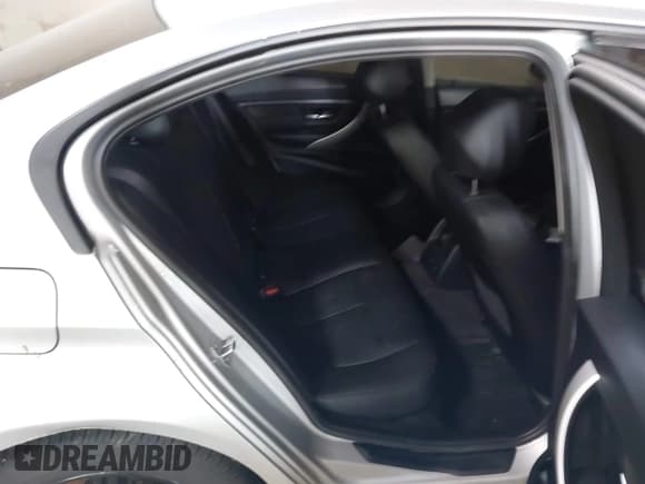 ✅ 2013 BMW 3 Series 328i xDrive • VIN: WBA3B5G54DNP41098 • Lot: 39644077. Wystawiony na IAAI z przebiegiem 87 308 mil. Bezpłatny archiwum sprzedaży aukcyjnych z USA i szczegółowy raport historii pojazdu na DreamBid. Zdjęcie 8.