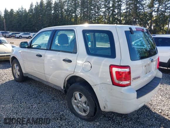 ✅ 2009 Ford Escape XLS • VIN: 1FMCU02749KB31375 • Lot: 43415502. Wystawiony na IAAI z przebiegiem 83 114 mil. Bezpłatny archiwum sprzedaży aukcyjnych z USA i szczegółowy raport historii pojazdu na DreamBid. Zdjęcie 6.