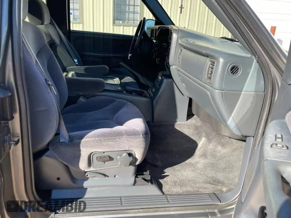 2001 GMC Sierra 1500 SLE с VIN 2GTEC19T911139033, выставлен на аукционе Copart как лот 91697405 с пробегом Не указан миль и Чистый • Clean title. История ставок и продаж доступна на DreamBid. Изображение 5.