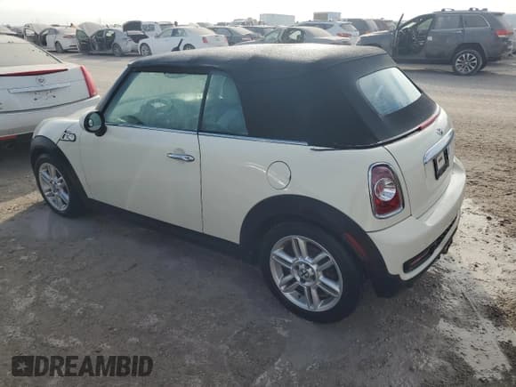 ✅ 2011 MINI Convertible S • VIN: WMWZP3C52BTX84031 • Лот: 74060254. Опубликован ранее на Copart с пробегом Не указан. Бесплатный доступ к архиву аукционных продаж из США и подробный отчёт об истории автомобиля на DreamBid. Изображение 2.
