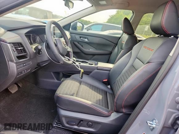 ✅ 2025 Nissan Rogue Rock Creek • VIN: 5N1BT3BB4SC823060 • Lot: 71362895. Wystawiony na Copart z przebiegiem 6 158 mil. Bezpłatny archiwum sprzedaży aukcyjnych z USA i szczegółowy raport historii pojazdu na DreamBid. Zdjęcie 7.