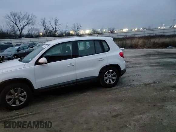 ✅ 2010 Volkswagen Tiguan S • VIN: WVGAV7AX6AW520790 • Lot: 93740975. Wystawiony na Copart z przebiegiem 141 303 mil. Bezpłatny archiwum sprzedaży aukcyjnych z USA i szczegółowy raport historii pojazdu na DreamBid. Zdjęcie 14.