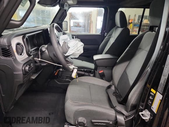 ✅ 2025 Jeep Wrangler Sahara • VIN: 1C4PJXEN2SW573927 • Lot: 93077655. Wystawiony na Copart z przebiegiem 15 031 mil. Bezpłatny archiwum sprzedaży aukcyjnych z USA i szczegółowy raport historii pojazdu na DreamBid. Zdjęcie 7.