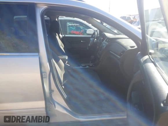 ✅ 2016 Chevrolet Traverse LT • VIN: 1GNKVGKD6GJ135255 • Lot: 43322417. Wystawiony na IAAI z przebiegiem 100 027 mil. Bezpłatny archiwum sprzedaży aukcyjnych z USA i szczegółowy raport historii pojazdu na DreamBid. Zdjęcie 5.