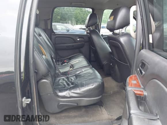 2014 Chevrolet Suburban LT z VIN 1GNSKJE74ER122546, wystawiony jako IAAI lot #42641722 z przebiegiem 435 000 mil mil oraz . Historia ofert i sprzedaży dostępna na DreamBid. Obrazek 8.